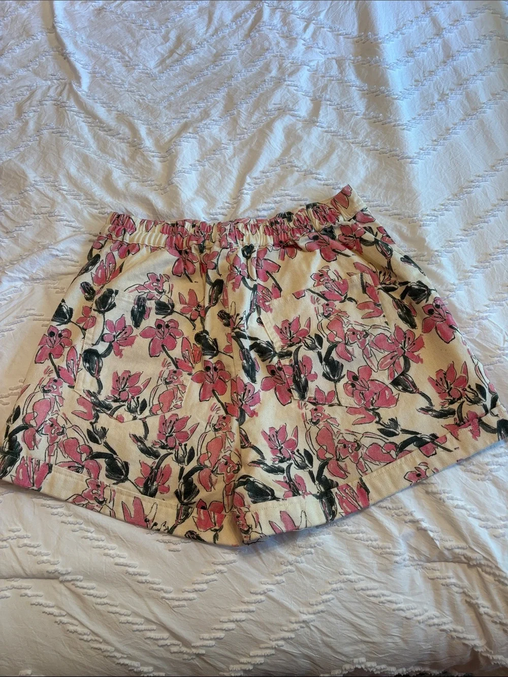entro Cream Shorts with Pink Floral Print - Picture 2 of 3